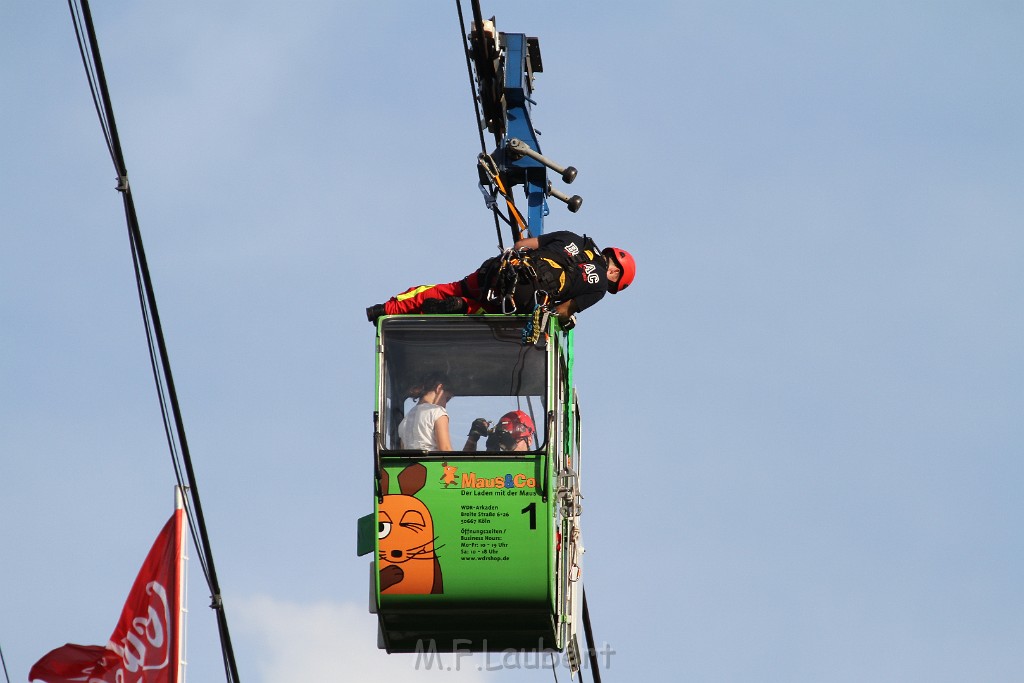 Koelner Seilbahn Gondel blieb haengen Koeln Linksrheinisch P588.JPG